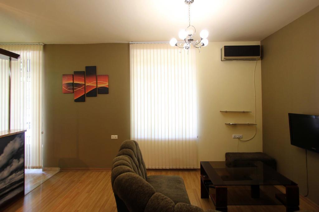 Studio With Balcony On Sayat Nova Avenue 예레반 외부 사진