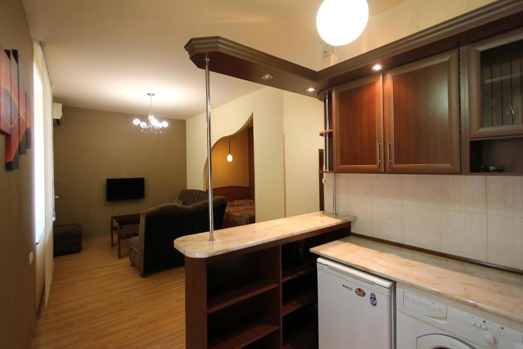 Studio With Balcony On Sayat Nova Avenue 예레반 외부 사진