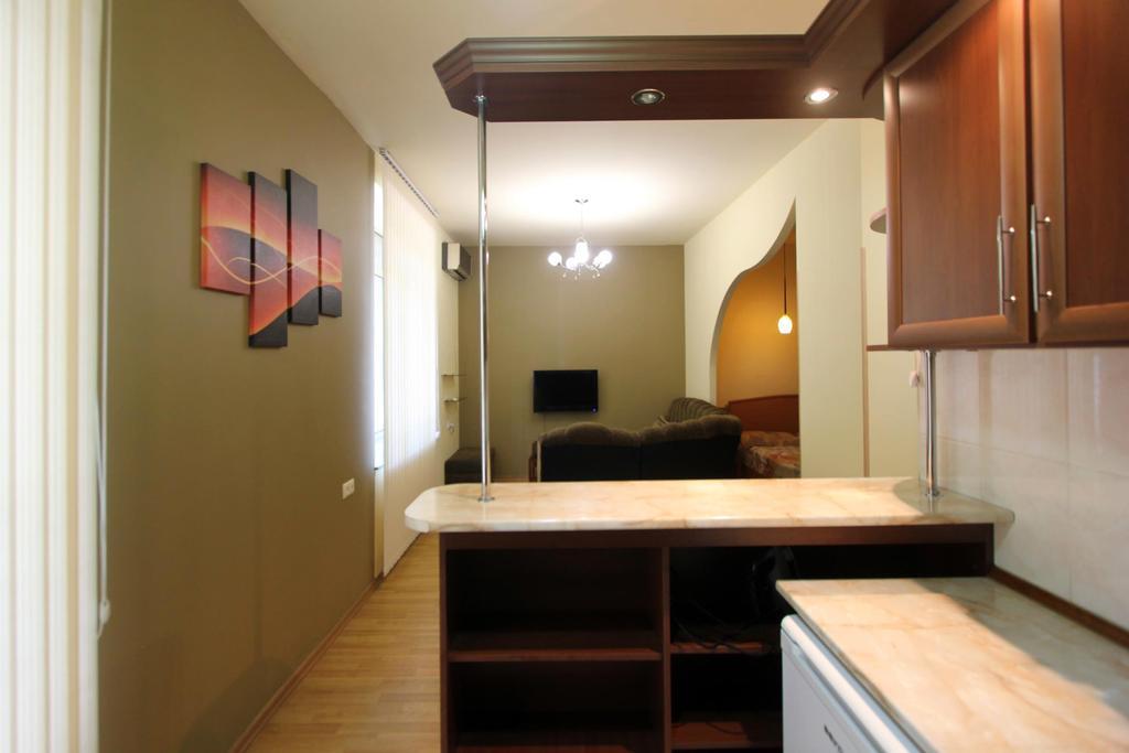 Studio With Balcony On Sayat Nova Avenue 예레반 외부 사진